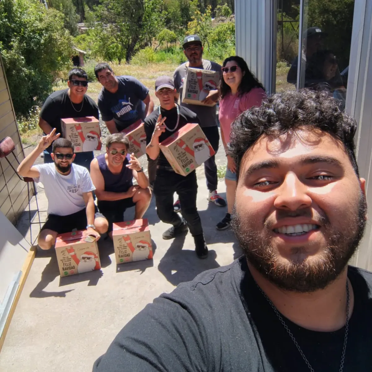 Selfie del equipo de Omega con sus regalos de Navidad