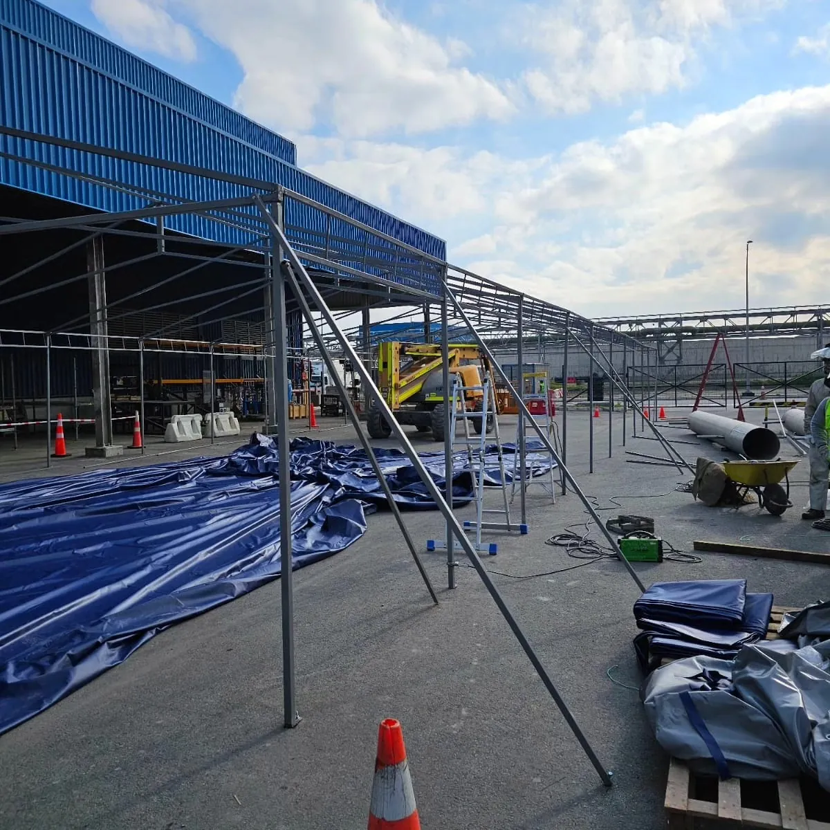 Estructura de carpa tipo mecano de 10 × 25 m
